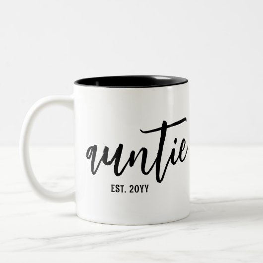 Custom Auntie Est. Modern Brush Script Typografie Zweifarbige Tasse (Links)