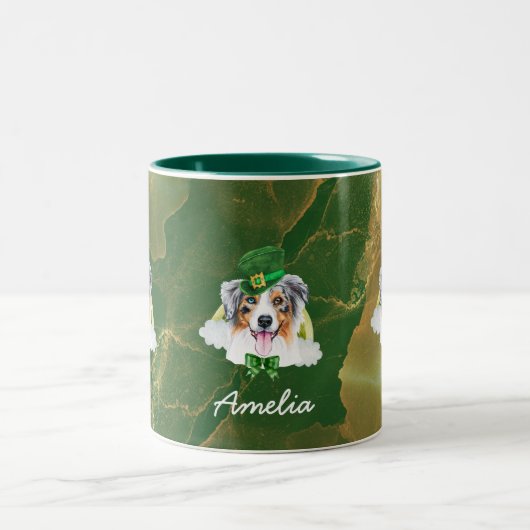 Custom Australian Shepherd Gold St Patricks Day Zweifarbige Tasse (Mittel)