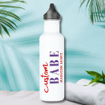 Custom Babe Funny Sprichwort Personalisierter Name<br><div class="desc">Custom Babe Funny Sprichwort Personalisiert Name Water Bottle bietet ein einfaches Design mit dem Text "custom babe" in modernen roten und lila Kalligraphie Skript Typografie und personalisiert mit Ihrem Namen. Ideal für ein lustiges Geschenk für Mama, beste Freunde, Freundin, zum Geburtstag, Weihnachten, Feiertage, Muttertag und mehr. Von Evco Studio entworfen...</div>