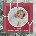 Custom Baby Boy's First Christmas Foto Ornament Aus Glas<br><div class="desc">Dieses stilvolle Baby Boy's First Christmas Foto Ornament ist mit dem Wort JOY auf einem maronroten Hintergrund dekoriert. Einfach mit Foto,  Name und Jahr anpassbar.</div>