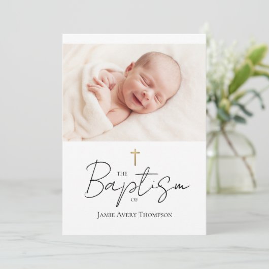 Custom Baby Foto Taufe Gold Cross Chic Einladung (Stehend Vorderseite)