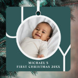 Custom Baby's First Christmas Foto Green Ornament Aus Metall<br><div class="desc">Das erste Weihnachtsschmuck des Baby's ist mit dem Wort JOY auf einem dunkelgrünen Hintergrund dekoriert. Einfach mit Foto,  Name und Jahr anpassbar.</div>