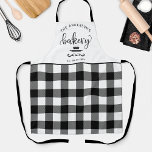 Custom, Bäckerei Buffalo Kariert Bauernhof Küche Schürze<br><div class="desc">Machen Sie diese schöne Schürze zu sich,  indem Sie Ihren eigenen Text oben und unten hinzufügen. Design mit prachtvollem "Bäckerei"-Skript in handgeschriebener Kalligraphie,  dekorative Eier schneeweißen und rollenden Button und schwarz-weiß karierten Büffel karierte Muster auf Mitte und Boden. Tolle Geschenkidee!</div>
