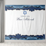 Custom Bar Mitzvah Party Navy Blue Foto Booth Wandteppich<br><div class="desc">Eleganter Marineblau und Goldmedaille schmücken die Seite dieses modernen Bar Mitzvah Party Foto Stand. Der Name Ihres Sohnes ist in einem schönen formalen Drehbuch unter dem Stern von David geschrieben. Ideal für eine schicke,  stilvolle jüdische Familie,  die ihren Sohn zur Tora berufen hat.</div>