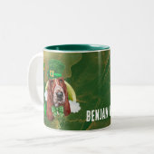 Custom Basset Hound Gold St Patricks Day Zweifarbige Tasse (Vorderseite Links)
