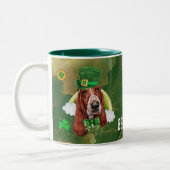 Custom Basset Hound Gold St Patricks Day Zweifarbige Tasse (Links)