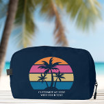 Custom Beach Vacation Niedlich Tropical Palm Tree  Waschbeutel<br><div class="desc">Niedlicher,  individueller Sonnenuntergang mit blauen Toilettentüten für einen Badeurlaub oder einen Familienausflug ins Meer. Cooles personalisiertes Geschenk mit tropischen Palmen und hübschen Rosa und Blau mit Ihrem personalisierten Namen oder anderen Text.</div>