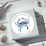 Custom Beach Wedels Labels Blue Crab Runder Aufkleber<br><div class="desc">Diese individuellen Hochzeitsetiketten am Strand verfügen über eine Aquarellkrabbe in Blautönen. Fügen Sie den personalisierten Text mithilfe der Vorlagenfelder hinzu. Eine elegante Wahl für Ziel- oder Küstenehetiketten, Gefallen und Geschenke. Besuchen Sie www.zazzle.com/dotellabelle , um sie alle zu sehen. Einzigartige Kunst und Design von Victoria Grigaliunas von Do Tell A Belle....</div>