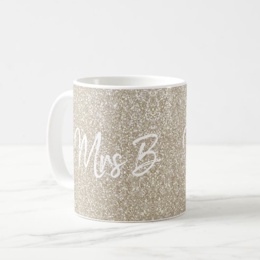 Custom Beige Champagne Mrs. Initial Glitzer Kaffeetasse (Vorderseite Links)