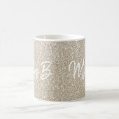 Custom Beige Champagne Mrs. Initial Glitzer Kaffeetasse (Mittel)