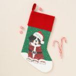 Custom Bernese Mountain Dog Santa Paws Weihnachtsstrumpf<br><div class="desc">Niedlicher Personalisierter Weihnachtsfeiertag Berner Hund mit Doodle-Schreiber-Effekt Santa Anzug und Weihnachtsmannmütze halten Zuckerrohr in seinem Mund. Niedlicher Weihnachtsfeiertag für die Liebhaber der Berner! Feierlicher Schneefall. © EMR Designs</div>