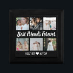 Custom Best Friends Foto Grid Collage Keepake Erinnerungskiste<br><div class="desc">Sie suchen das perfekte Geschenk für Ihren besten Freund? Schauen Sie sich nur diese personalisierte benutzerdefinierte Freunde Foto Grid Collage Keepake Box! Diese Sake Schmuckbox ist das perfekte Geschenk für Ihre Geschenke. Dieses einmalige Geschenk eignet sich perfekt für alle Freunde, die will, alle ihre Lieblingssendungen an einem Ort behalten. Es...</div>