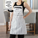 Custom, Best in Town, Black and White Stripes Schürze<br><div class="desc">Fügen Sie Ihren eigenen Text in alle Textabschnitte ein und machen Sie diese Schürze zu Ihrem eigenen Design! Schöne Schürze mit schwarzem Banner oben, wo Sie Ihren Namen, Firmennamen oder Familiennamen hinzufügen können. Benutzen Sie die Erholung der Textabschnitte, um mit Ihrem eigenen Text zu personalisieren, unser ist nur ein Beispiel...</div>