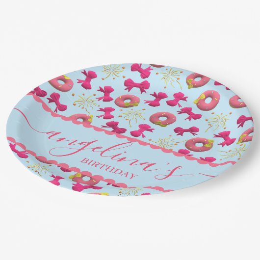 Custom Birthday Plate - Rosa Donuts & Bows Pappteller (Schrägansicht)