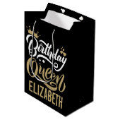 Custom Birthday Queen Black and Gold Personalisier Mittlere Geschenktüte (Vorderseite Schrägansicht)