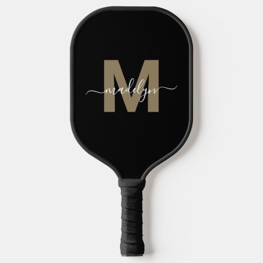 Custom Black Gold Modern Script Name Monogram Pickleball Schläger (Vorderseite)