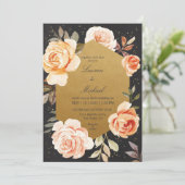 Custom Black Gold und Rose Peach Blume Hochzeit Einladung (Stehend Vorderseite)