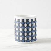Custom Blue Abstrakt Scarab Muster Monogram Kaffeetasse (Mittel)