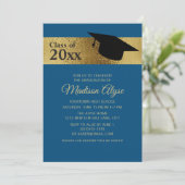 Custom Blue Black Cap Class of Abschluss Einladung (Stehend Vorderseite)