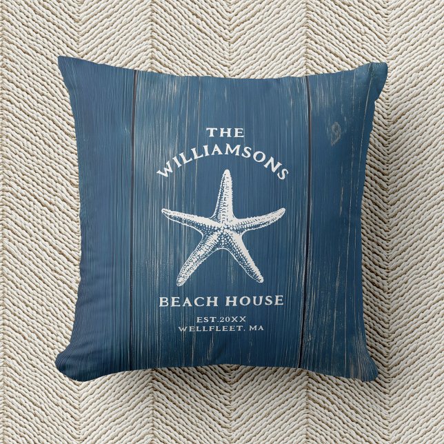 Custom Blue Coastal Starfish Beach House Kissen (A blue pillow with a white starfish and text reading "The Williamsons Beach House" rests on beige)