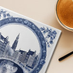 Custom Blue Delft Amsterdam Souvenir Fliese<br><div class="desc">Custom Blue Delft Amsterdam Souvenir mit einem Raum,  um das Jahr anzupassen,  um ein Souvenirfliesen zu schaffen.</div>
