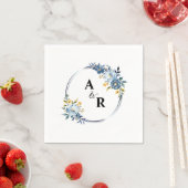Custom Blue Floral Botanical Monogram Wedding Serviette (Beispiel)