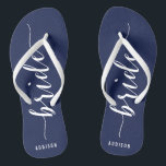 Custom Bride Navy Blue Wedding Party Flip Flops Badesandalen<br><div class="desc">Custom Bride einfache marineblaue Hochzeitsfeier Flip Flops mit schlanken Gurten und anpassbarem Text - Sie können Bride's Namen hinzufügen</div>