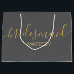 Custom Bridesmaid Name Girly Chic Gold Script Grau Große Geschenktüte<br><div class="desc">Personalisiert Modern Girly Chic Feminine Gold Script Gray Bridesmaid Geschenktasche Maßgeschneiderte Geschenktaschen für Ihre Veranstaltung! Eine perfekte Touch für Ihre Hochzeit,  Empfang,  Dusche,  Party oder Veranstaltung.</div>