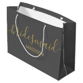 Custom Bridesmaid Name Girly Chic Gold Script Grau Große Geschenktüte (Rückseite Schrägansicht)