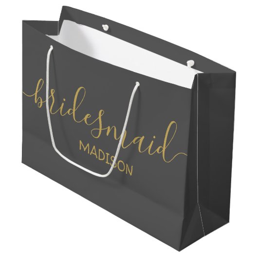 Custom Bridesmaid Name Girly Chic Gold Script Grau Große Geschenktüte (Vorderseite Schrägansicht)