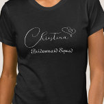 Custom Bridesmaid Squad Modernes Minimalistisches  T-Shirt<br><div class="desc">Feiern Sie Ihren besonderen Tag stilvoll mit unserem Custom Printed Bridesmaid Squad T - Shirt. Dieses moderne und minimalistische Design ist perfekt für Junggeselinnen-Abschiede, Brautpartys und Jubiläumsfeiern. Dieser T - Shirt wurde mit Sorgfalt und Liebe zum Detail gestaltet und verfügt über einen eleganten Script-Schriftart, der jedem Anlass eine elegante Touch...</div>