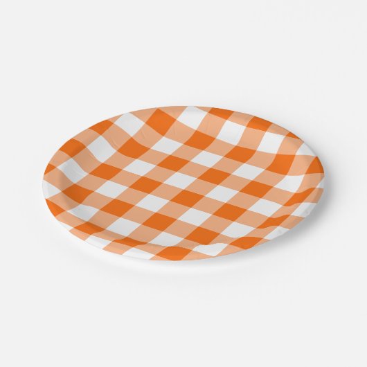 Custom Bright Orange Gingham Pappteller (Schrägansicht)