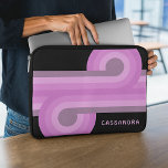 Custom Bright Pink Pastell Violet Retro Art Muster Laptopschutzhülle<br><div class="desc">Wenn Sie nach einem Laptop-Ärmel suchen, der Ihren Laptop schützt und Ihren Stil abbildet, können Sie gewollt sein, diesen anpassbaren Laptop-Ärmel auszuprobieren. Dieser Ärmel weist eine schöne zeitgenössische dunkle, helle, mittlere und hellrosa, pastellviolette geometrische Kreise und Linien Muster auf einem schwarzen Hintergrund auf. Das Design wird durch die moderne und...</div>