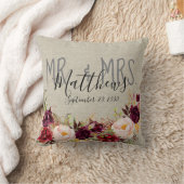 Custom Burgund Floral Mr. und Mrs. Wedding Keepake Kissen (Decke)