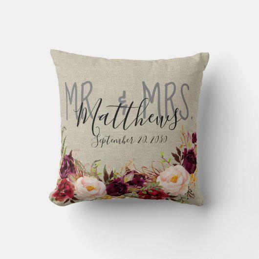 Custom Burgund Floral Mr. und Mrs. Wedding Keepake Kissen (Vorderseite)
