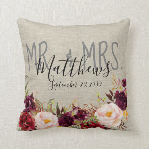 Custom Burgund Floral Mr. und Mrs. Wedding Keepake Kissen