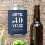 Custom Cheers Meilenstein Geburtstag Dosenkühler<br><div class="desc">Erinnern Sie sich an einen besonderen Geburtstag mit diesen phantastischen personalisierten Gastgeschenk-Kühlern. Modernes marineblau-weißes Design mit fett weißer Schrift "jubeln bis XX Jahre". Fügen Sie den Anlass und das Datum unten für eine einzigartige Geburtstagsparty zu halten. Beispiel für ein 40. Geburtstag Party gezeigt.</div>