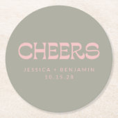Custom Cheers Sage Green Pink Chic Moderne Hochzei Runder Pappuntersetzer (Vorderseite)