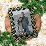Custom Chic Buffalo Lumberjack Kariertes Muster Go Folien Feiertagskarte<br><div class="desc">Moderne klassische Weihnachtssaison grün, weiß, schwarz und goldfarben Buffalo lumberjack kariertes tartan Muster. Mit der Option, um mit einem Foto und (begrenzten) Text Ihrer Wahl zu personalisieren oder anzupassen. Mit Raum zum Anpassen oder Personalisieren des Textes auf der Vorderseite, Familienname (oder einzelne Namen) und eine anpassbare Saison Grußbotschaft auf der...</div>