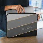 Custom Chic Dark Medium Light Gray Strip Art Laptopschutzhülle<br><div class="desc">Behalt dein neues elektronisches Gerät sicher vor Stößen und Kratzern mit diesem eleganten,  zeitgenössischen schwarzen,  dunkelmittelgrau und hellgrau gestreiften wasserdichten Neopren-Laptop-Ärmel mit Reißverschluss. Mit Raum zum Anpassen mit Namen,  Monogramm oder Initialen Ihrer Wahl. Schönes,  modernes und cooles Cover für den Trend-versierten und kunstliebenden angesagten Trendsetter oder trendigen Retro-Chic-Look-Motiv-Liebhaber.</div>