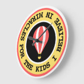 Custom Children's Miracle Network Name Red Yellow Große Wanduhr (Winkel)