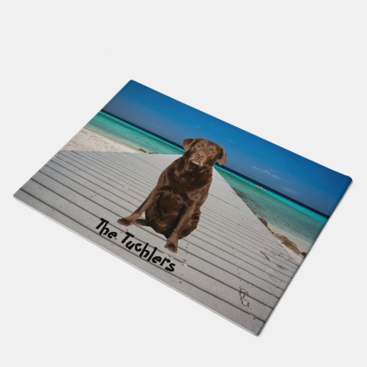 Custom Chocolate Labrador on Beach Doormat Fußmatte (Schrägansicht)