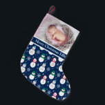 Custom Christmas Baby Foto, Name Snowman Face Kleiner Weihnachtsstrumpf<br><div class="desc">Custom Christmas Baby Foto, Name Snowman Face Background Hübsche Geschenk Kleine Weihnachtszeit Strumpf, Fügen Sie Ihren eigenen individuelle Name und Foto, Monogramm, Zitat oder Sprichwort, dieser Weihnachtsfeier bietet ein phantastisches Snowman-Gesicht. Ihr Lieblingsstift wird oben mit Frohen Weihnachten unter Ihnen vorgestellt. Darunter ist ein blaues und Snowman-Thema mit einem blauen Hintergrund....</div>
