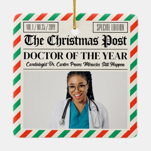Custom Christmas Doctor Gift, Fun Newspaper Doctor Keramikornament (Rückseite)