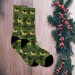 Custom Christmas Green Buffalo Kariert Santa Sleig Socken<br><div class="desc">Ein rustikales,  grünes und schwarzes Büffel kariertes Muster mit Goldtext und Santa Sleigh. Ideal für Weihnachtsgeschenke und Dekoration. Passen Sie die Weihnachtssocken mit Ihrem Text an und machen Sie es zu Ihrem eigenen.</div>