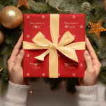 Custom Christmas Red Snowflakes Imitate Gold Scrip Geschenkpapier<br><div class="desc">Maßgeschneidertes,  personalisiertes,  Weihnachtsrot,  weiße Schneeflocken-Muster,  schöne elegante Imitate goldenes Drehbuch,  Premium-Qualität,  Geschenkverpackungspapier. Geben Sie einfach Ihre Grüße / Wünsche / Notiz,  und den Namen des Empfängers,  um dieses Packpapier ein einzigartiges,  und Ihr Geschenk wirklich etwas Besonderes. Perfekt zum Geburtstag,  Jubiläum,  Valentinstag,  Müttertag,  Vatertag,  Feiertage,  Weihnachten und vieles mehr.</div>