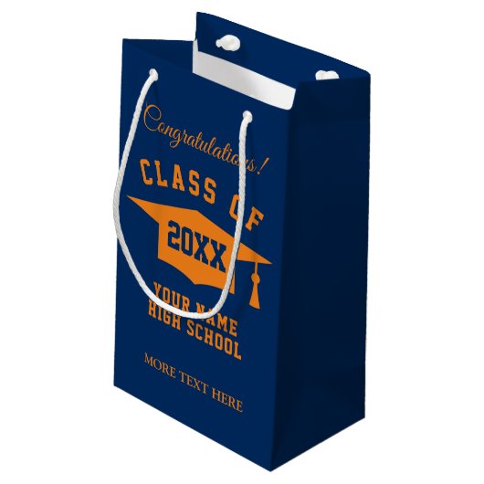 Custom class of 2023 High School Graduation Party Kleine Geschenktüte (Rückseite Schrägansicht)