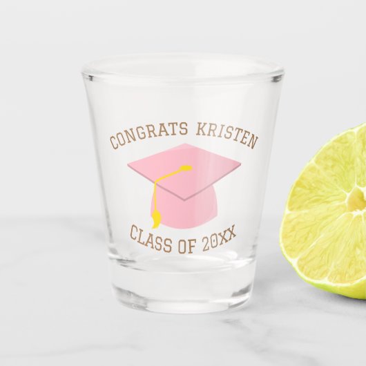 Custom Class of 20xx Pink Graduation Cap Gift Schnapsglas (Vorderseite)