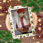 Custom Classic Green Holly Red Berries Gold Folien Feiertagspostkarte<br><div class="desc">Moderne Weihnachtsfeiertage rot, grün und goldfarben Holly Beeren und Blätter Muster auf einem knusprigen weißen Hintergrund. Mit der Option, um mit einem Foto und (begrenzten) Text Ihrer Wahl zu personalisieren oder anzupassen. Mit Raum zum Anpassen oder Personalisieren des Textes auf der Vorderseite, Familienname (oder einzelne Namen) und eine anpassbare Saison...</div>