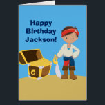 Custom Cool Pirate Kids Happy Birthday Card<br><div class="desc">Ein niedlicher Piratenjunge,  der an einem Strand neben einer goldfarbenen Schatztruhe auf dem Sand neben dem Ozean stehend ist. Er trägt eine Bandana wie ein cooler Bukcaner. Großartiges personalisiertes Geschenk für Kinder. Benutzerdefinierte Karte mit dem Namen Ihres Kindes.</div>